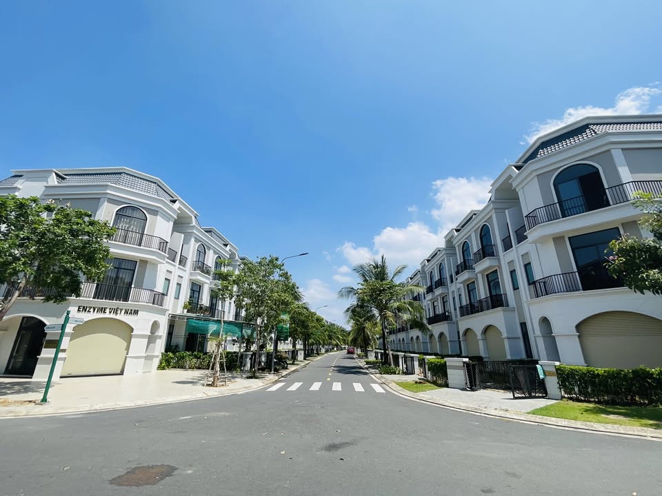 BÁN NHÀ PHỐ 1 TRỆT 1 LẦU ĐỐI DIỆN AEON MALL TÂN AN