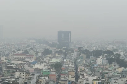 Sáng nay, bầu trời TP.HCM đục ngầu, vì sao?