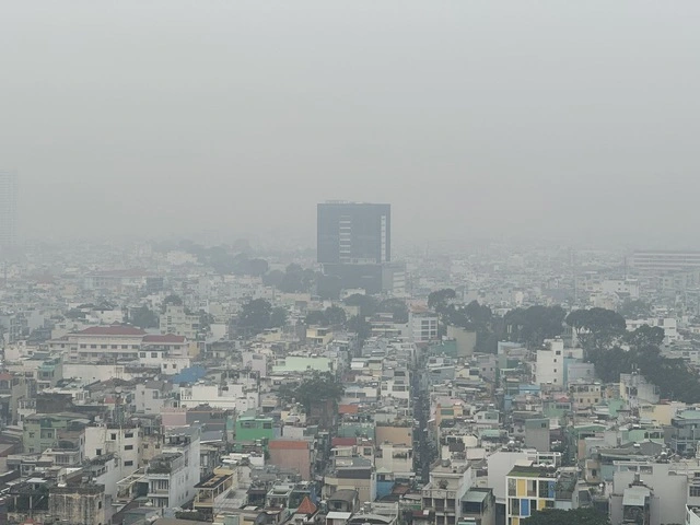 Sáng nay, bầu trời TP.HCM đục ngầu, vì sao?