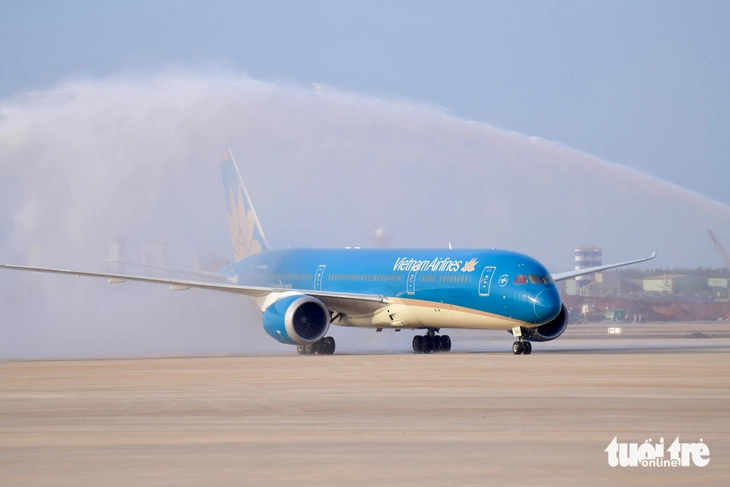 Khoảnh khắc Boeing 787 hạ cánh xuống sân bay Long Thành trong chuyến bay kỹ thuật