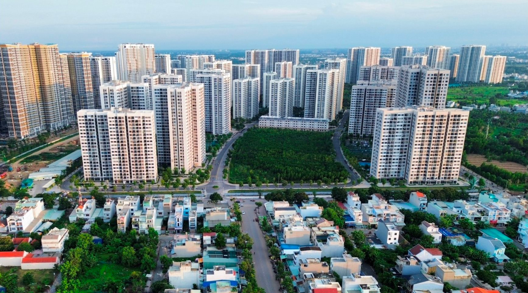 Tín dụng kinh doanh bất động sản tăng 28%, chuyên gia cảnh báo rủi ro