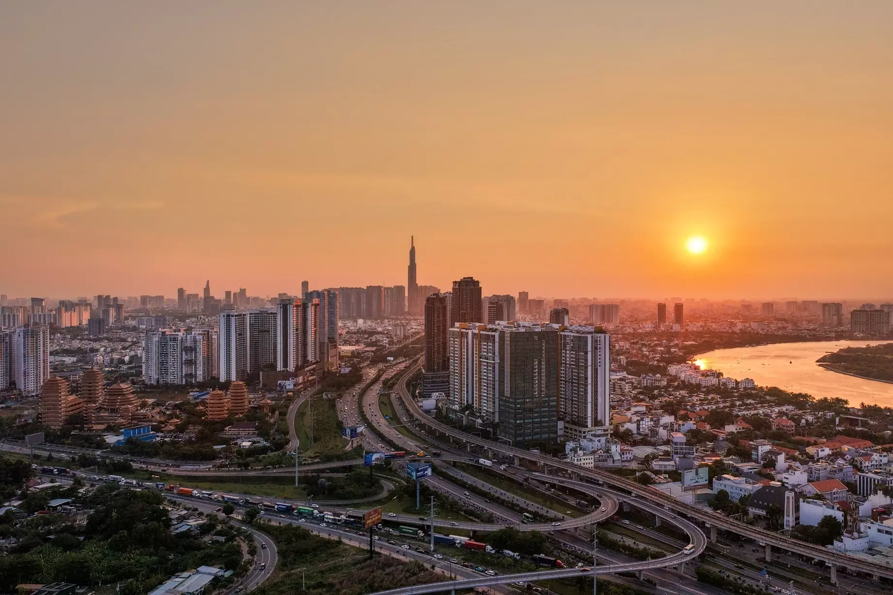 Lãi suất hạ nhiệt, dòng tiền rời ‘sóng ngắn’ tìm giá trị dài hạn