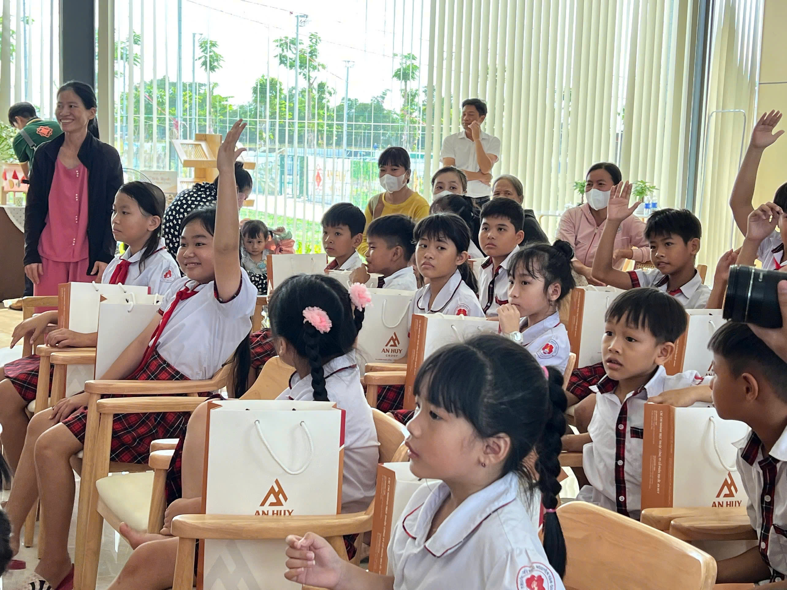 “Ngày hội tuổi thơ – Gắn kết yêu thương”: Hành trình lan toả giá trị sống và sẻ chia yêu thương